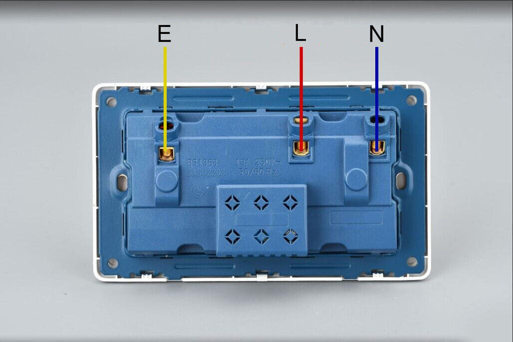 Double Wall Plug Socket 2 Gang 13A W 2 Charger USB