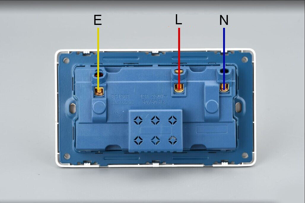 Double Wall Plug Socket 2 Gang 13A W 2 Charger USB